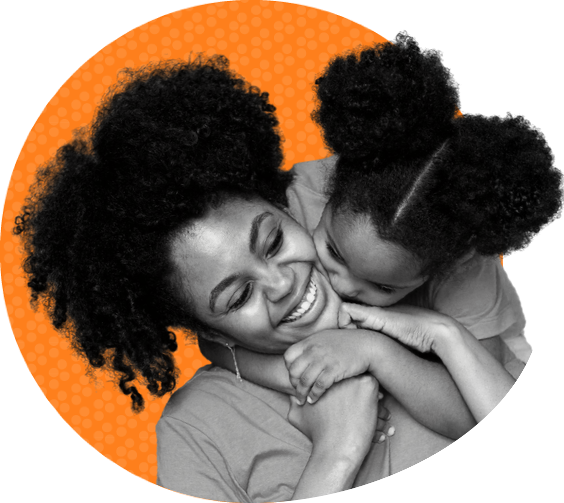 Mulher e criança abraçadas sorrindo